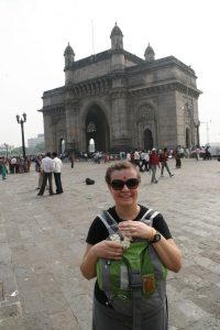 Choupi devant la Gateway of India