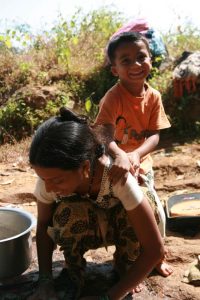 Lavage du linge en famille