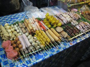 Brochettes sur le Night Market