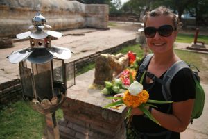 Choupi faisant une offrande à Buddha