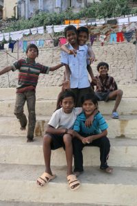 Enfants malicieux au bord du Gange