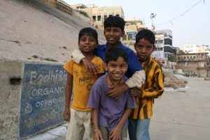 Gamins au bord du Gange