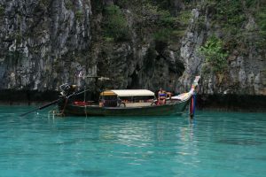 Longtail boat dans la lagune