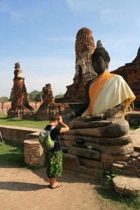 Choupi devant le buddha