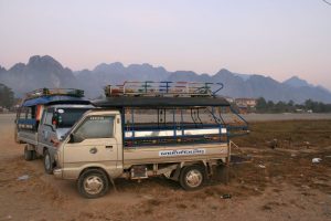 Vang Vieng dans la brume matinale