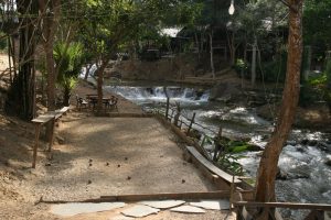 Chutes avec terrain de pétanque