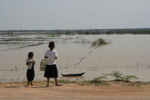 Enfants au bord du Tonlé Sap