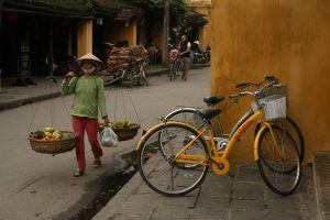 La porteuse et le vélo