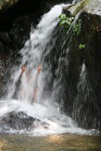 Wawan dans la cascade
