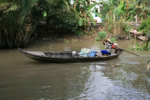 Notre bâtelière et sa pirogue