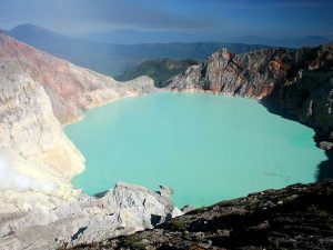 Vue sur le lac acide