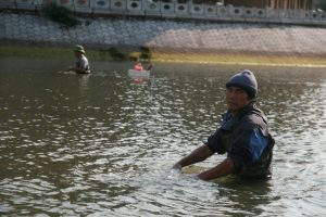 Pêcheur dans la rivière