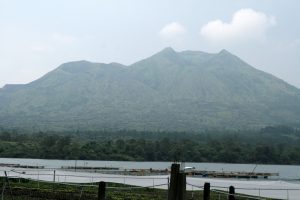 Volcan depuis le lac