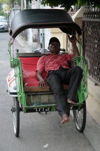 Sieste dans le becak