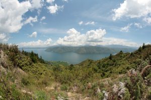 Lac Toba en grand angle