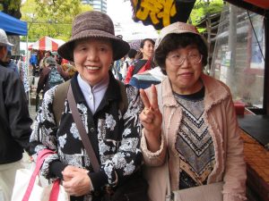 Mamies sur la brocante