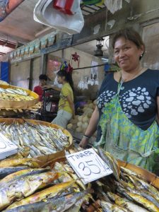 Vendeuse de poissons séchés