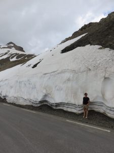 Choupi en short dans la neige